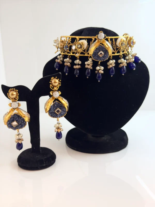 BLUE NECKLESS