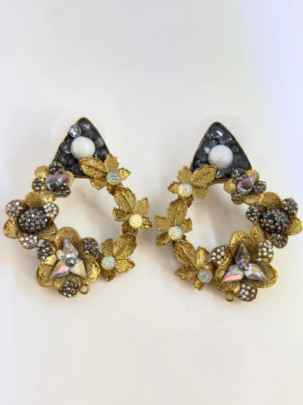 TRIANGULAR BLACK EARRINGS..