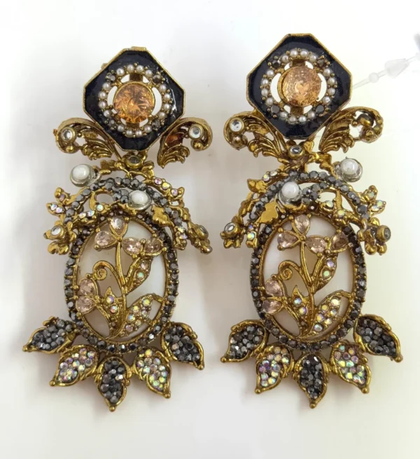 CLASSIC BLACK EARRINGS