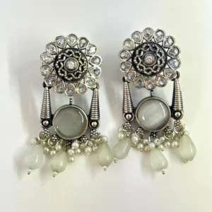 FLORAL WHITE EARRINGS