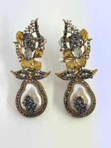 LEAFY BLACK EARRINGS