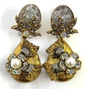 PETAL WHITE EARRINGS