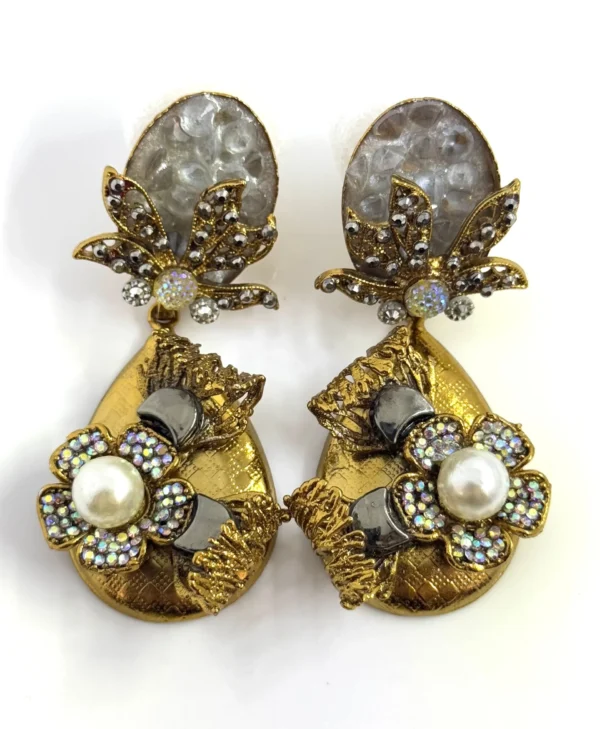 PETAL WHITE EARRINGS