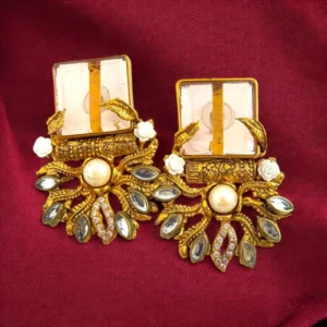 SQUARA EARIINGS ..