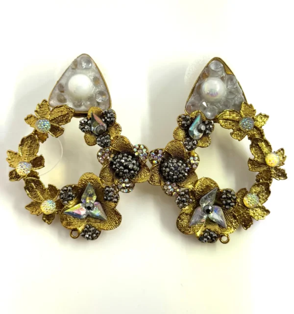 TRIANGLAR WHITE EARIINGS