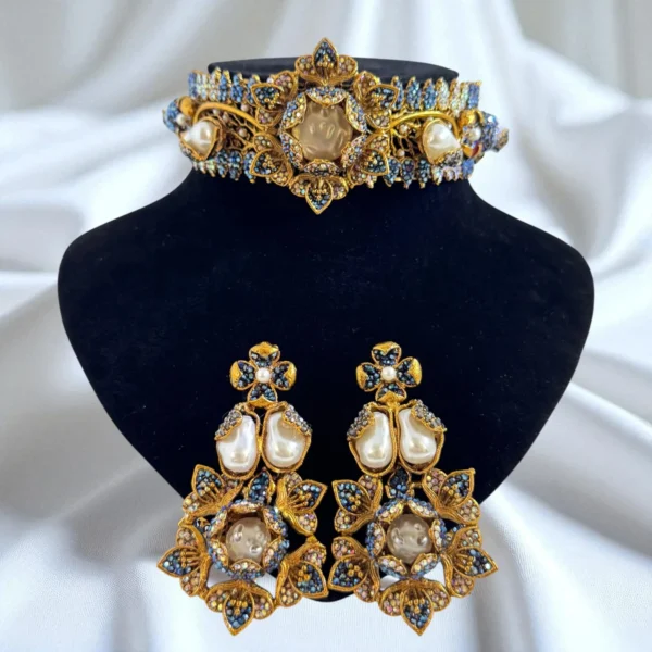 STYLISH BLUE COLLAR SET