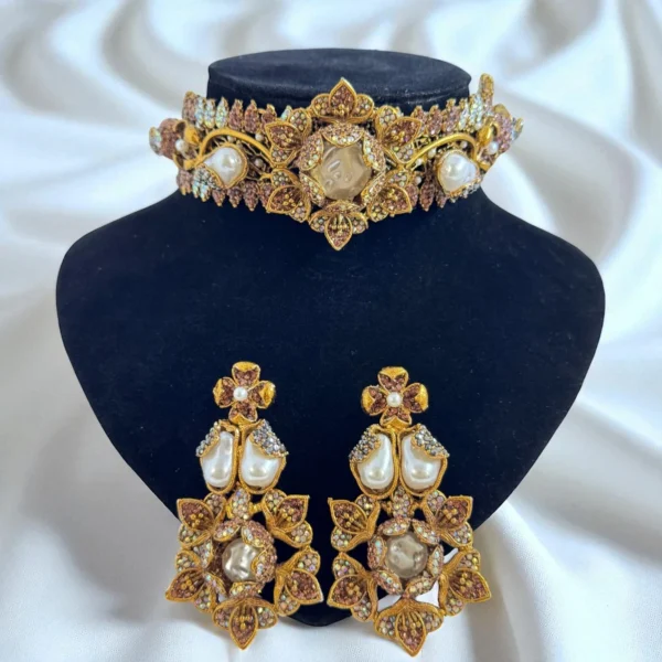 STYLISH BROWN COLLAR SET
