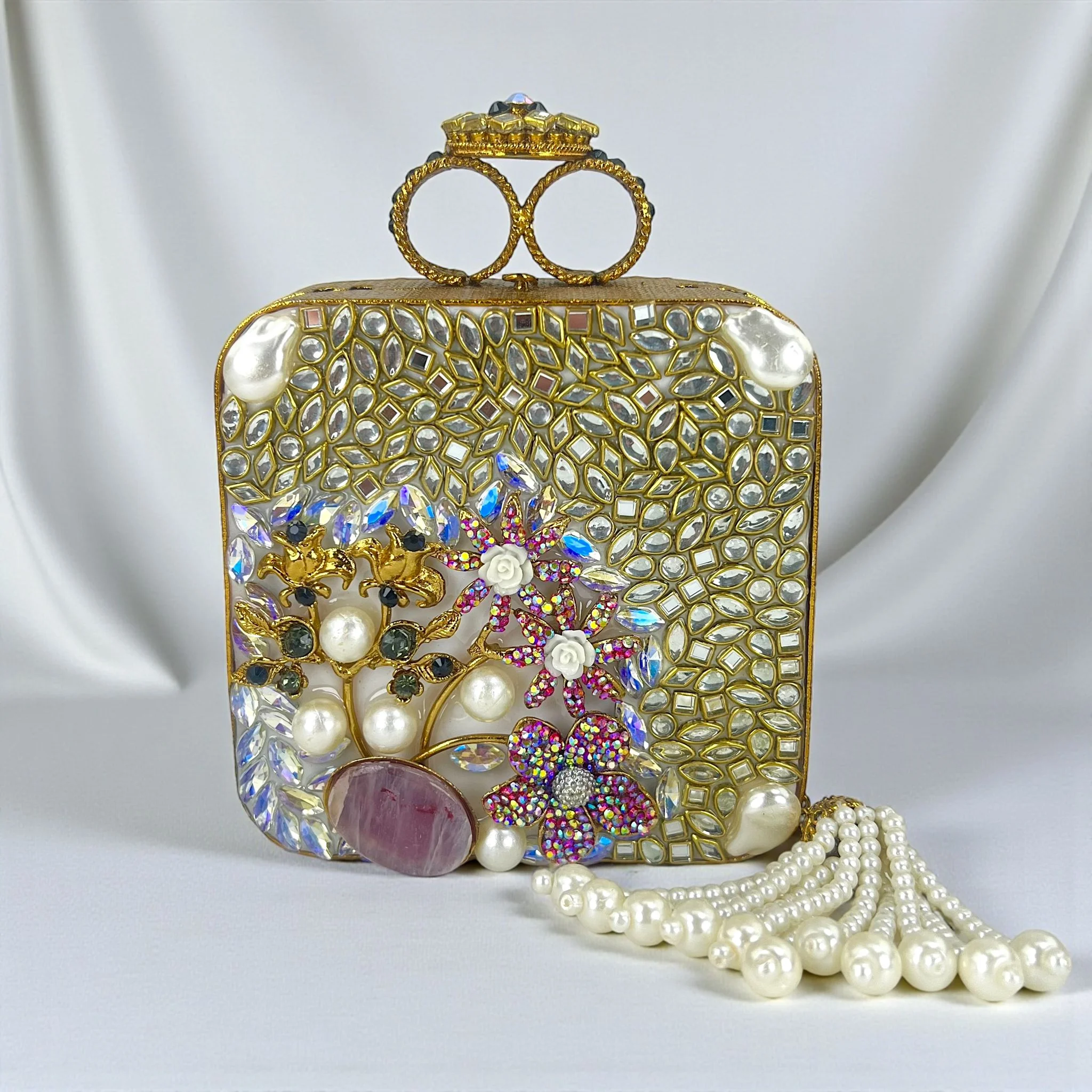 CHARMING CLUTCH