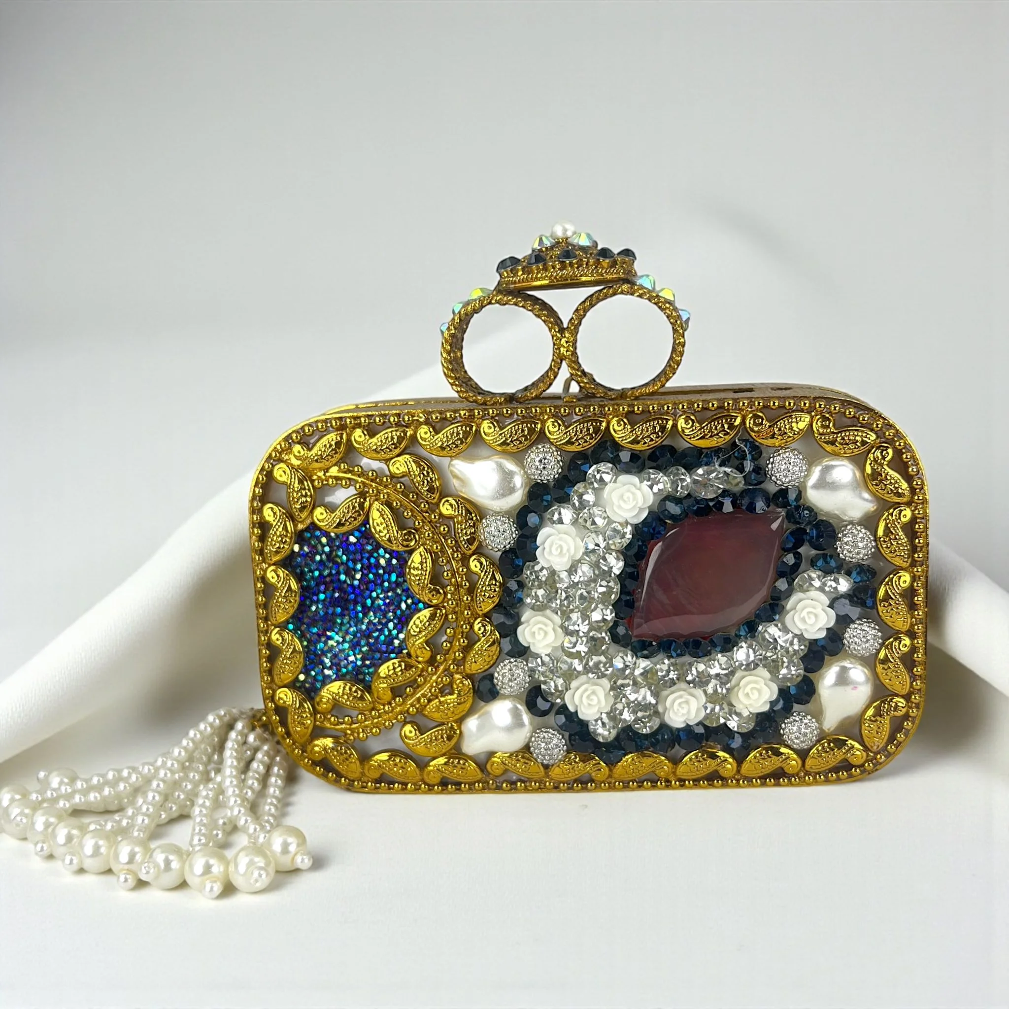 ELEGANT CLUTCH