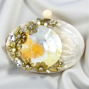 SHELL WHITE CLUTCH