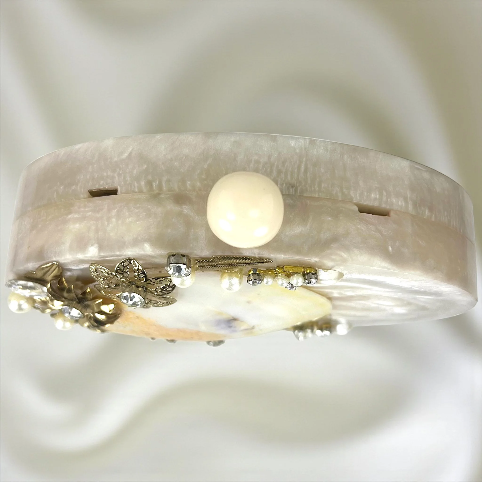 SHELL WHITE CLUTCH 1