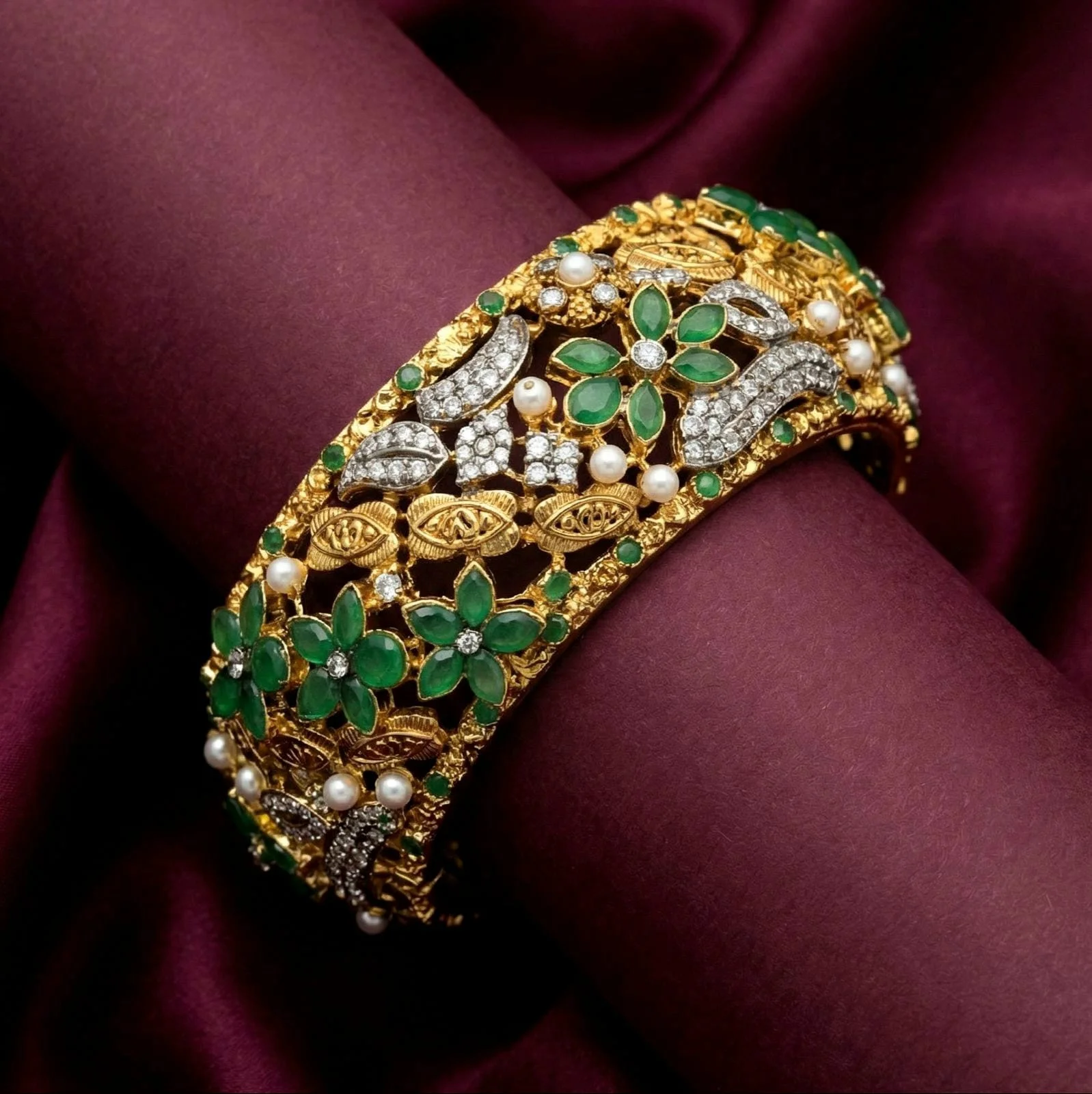 CHARMING GREEN BANGLE